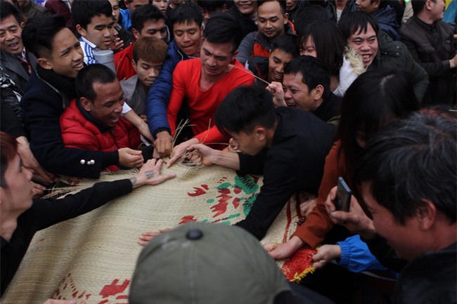 Vĩnh Phúc: Sôi động lễ cướp chiếu hội Đúc Bụt với mong muốn sinh con trai - Ảnh 12.