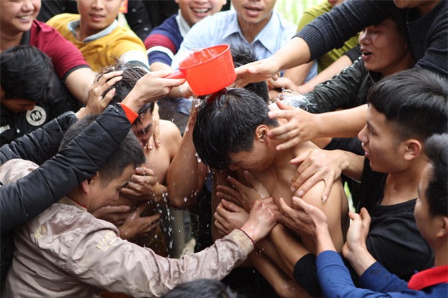 Vĩnh Phúc: Sôi động lễ cướp chiếu hội Đúc Bụt với mong muốn sinh con trai - Ảnh 3.