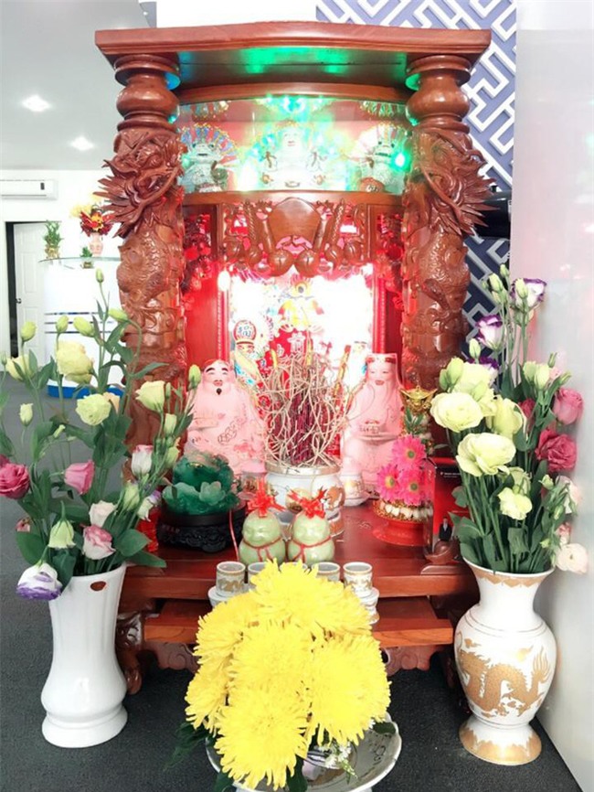 Là bàn thờ nhưng vì sao bàn thờ Thần tài lại đặt ở dưới đất chứ không phải trên cao? - Ảnh 1.