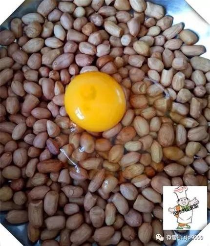 Lạc rang là xưa rồi, hãy trộn lạc với trứng và chút gia vị, bạn sẽ có món ăn ngon không tưởng - Ảnh 2.