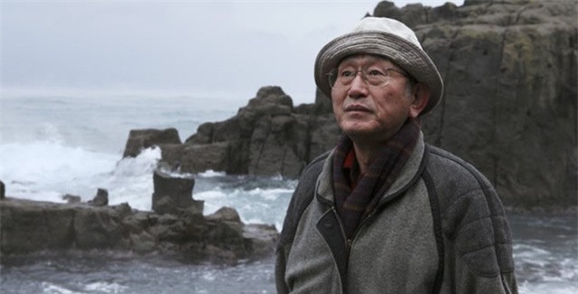 Ông Yukio Shige bên vách đá. (Ảnh: Oddity)