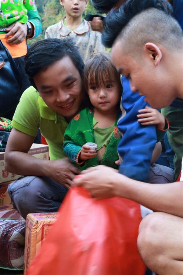 Xinh như con lai, đẹp tựa thiên thần, những bé gái vùng cao này khiến cư dân mạng không khỏi xuyến xao - Ảnh 3.