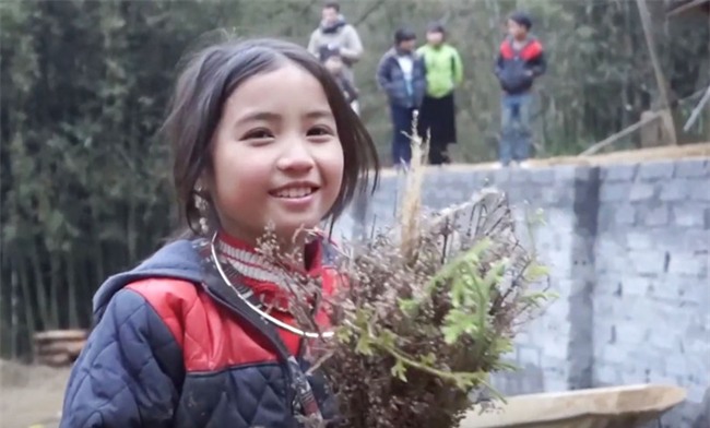 Xinh như con lai, đẹp tựa thiên thần, những bé gái vùng cao này khiến cư dân mạng không khỏi xuyến xao - Ảnh 10.
