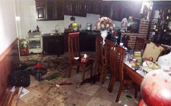 Mâu thuẫn tình cảm, người đàn ông mang mìn ném vào nhà nữ giáo viên