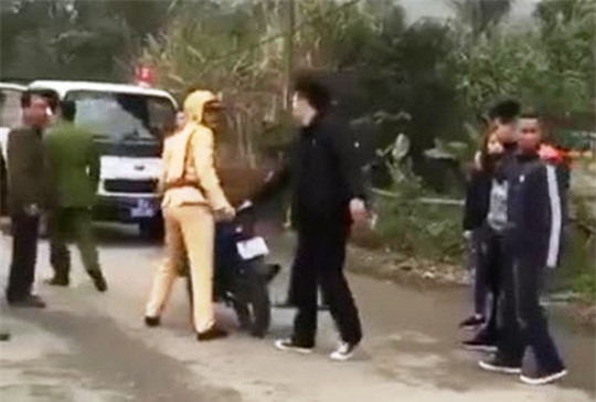 Clip nhóm thanh niên đánh võng, vu vạ CSGT đánh người - Ảnh 3.