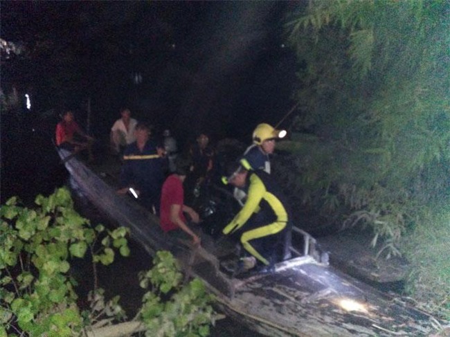 thuong tam dam tang 2 chi em sinh doi chet duoi, bo me khong co tien mua quan tai - 1