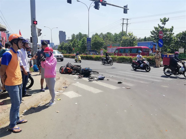 Xe khách vượt đèn đỏ gây tai nạn kinh hoàng ở Bình Dương: Nhiều người bị cuốn vào gầm, nằm la liệt giữa đường - Ảnh 2.