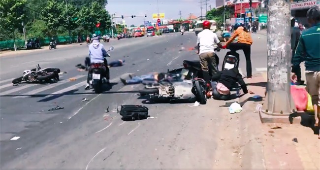 Xe khách vượt đèn đỏ gây tai nạn kinh hoàng ở Bình Dương: Nhiều người bị cuốn vào gầm, nằm la liệt giữa đường - Ảnh 1.