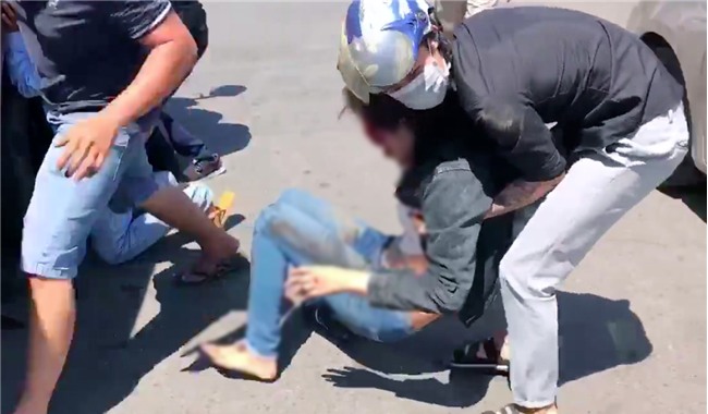 Xe khách vượt đèn đỏ gây tai nạn kinh hoàng ở Bình Dương: Nhiều người bị cuốn vào gầm, nằm la liệt giữa đường - Ảnh 4.