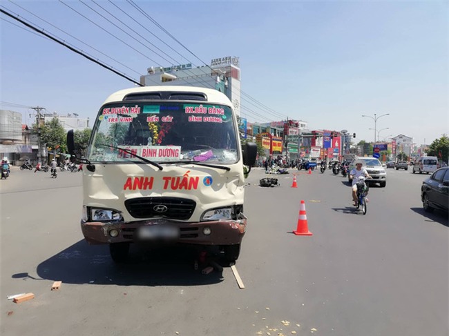 Xe khách vượt đèn đỏ gây tai nạn kinh hoàng ở Bình Dương: Nhiều người bị cuốn vào gầm, nằm la liệt giữa đường - Ảnh 5.