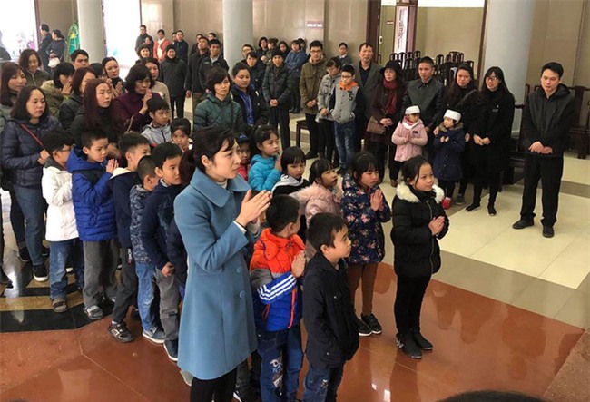 Xúc động lễ tiễn biệt bé gái 7 tuổi hiến giác mạc sau khi qua đời - Ảnh 2.