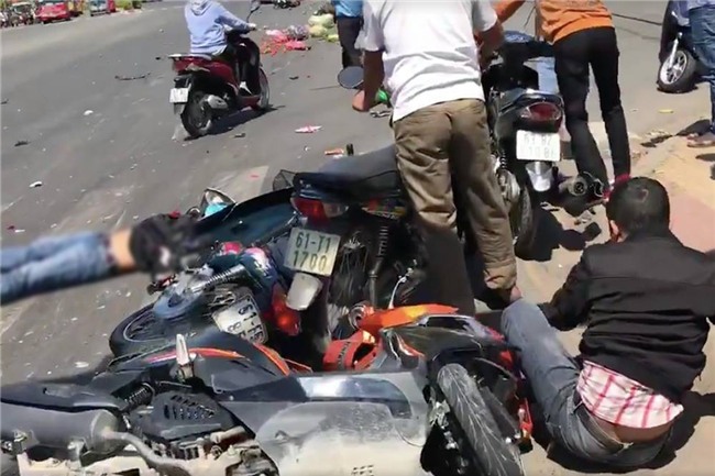 Clip: Ám ảnh ánh mắt của cô gái bị kẹt dưới gầm xe khách trong lúc hàng chục người cố gắng giải cứu