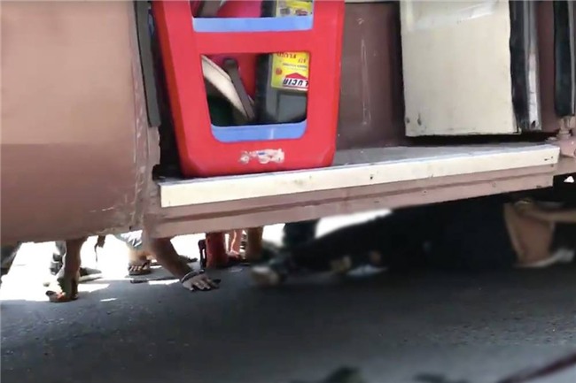 Clip: Ám ảnh ánh mắt của cô gái bị kẹt dưới gầm xe khách trong lúc hàng chục người cố gắng giải cứu