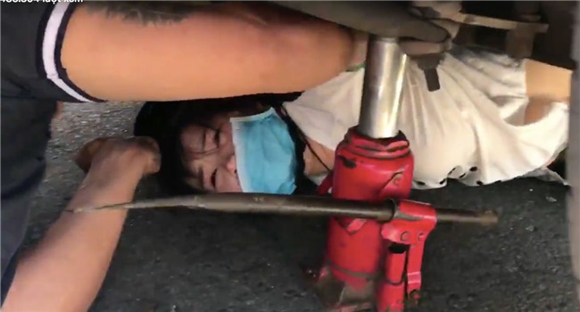 Clip: Ám ảnh ánh mắt của cô gái bị kẹt dưới gầm xe khách trong lúc hàng chục người cố gắng giải cứu