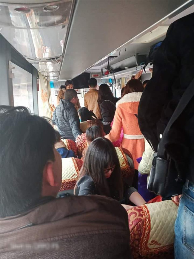 Dân tình bức xúc chuyện chồng nằm giường ngáy o o bỏ mặc vợ bế con ngồi lối đi còng cả lưng trên xe khách chật chội - Ảnh 1.