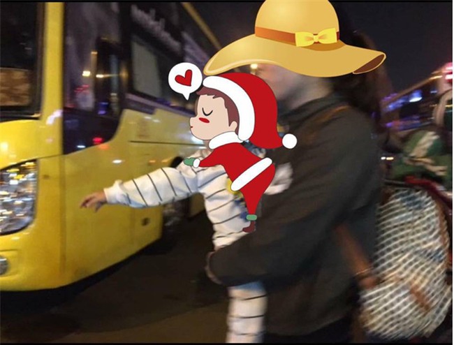 Dân tình bức xúc chuyện chồng nằm giường ngáy o o bỏ mặc vợ bế con ngồi lối đi còng cả lưng trên xe khách chật chội - Ảnh 2.