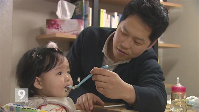 Dân tình bức xúc chuyện chồng nằm giường ngáy o o bỏ mặc vợ bế con ngồi lối đi còng cả lưng trên xe khách chật chội - Ảnh 3.