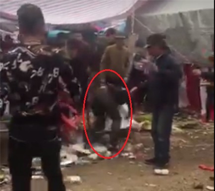 Nam thanh niên bị nhóm người cầm hung khí đánh gục trước cửa chùa ở Hà Nội - Ảnh 1.