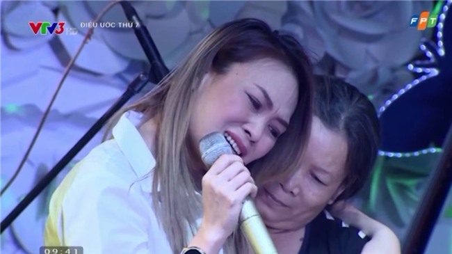 Những khoảnh khắc sao Việt không giấu được cảm xúc, bật khóc khi hát trên sân khấu-1