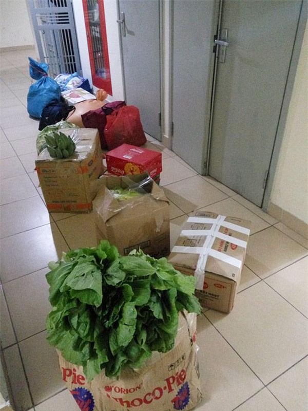 tro ve thanh pho sau tet, dan mang viet hon ho khoe "nui thuc pham" duoc bo me gui theo - 1