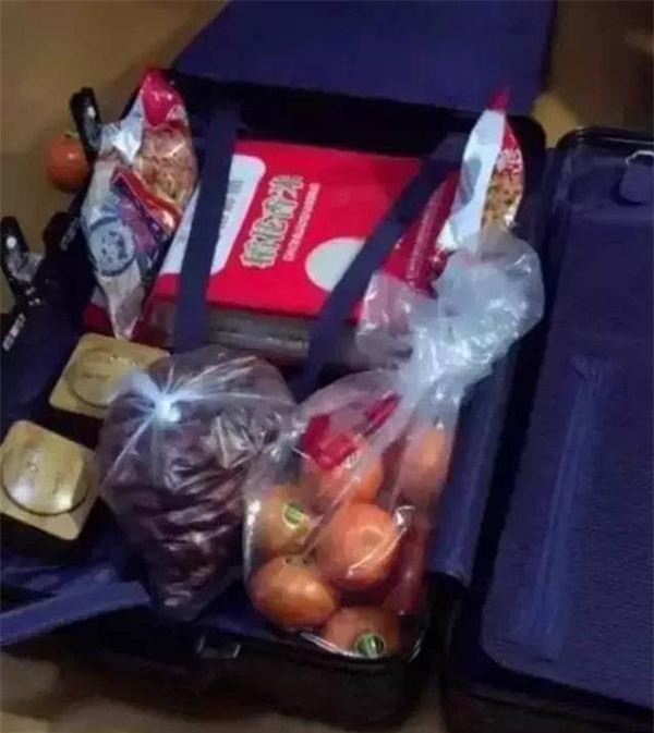 tro ve thanh pho sau tet, dan mang viet hon ho khoe "nui thuc pham" duoc bo me gui theo - 11