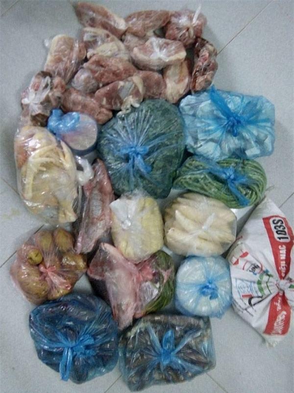 tro ve thanh pho sau tet, dan mang viet hon ho khoe "nui thuc pham" duoc bo me gui theo - 2