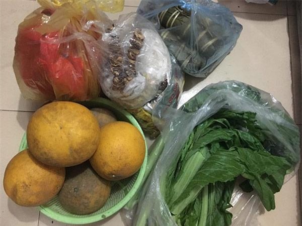 tro ve thanh pho sau tet, dan mang viet hon ho khoe "nui thuc pham" duoc bo me gui theo - 3