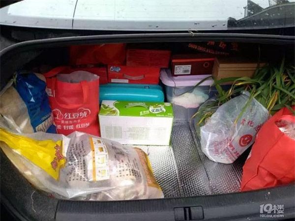 tro ve thanh pho sau tet, dan mang viet hon ho khoe "nui thuc pham" duoc bo me gui theo - 5