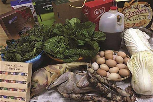 tro ve thanh pho sau tet, dan mang viet hon ho khoe "nui thuc pham" duoc bo me gui theo - 9