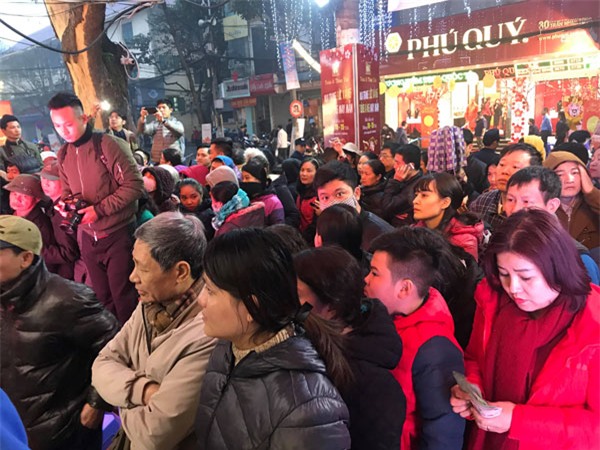 vàng thần tài,vía thần tài,xếp hàng mua vàng