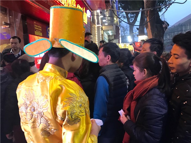 vàng thần tài,vía thần tài,xếp hàng mua vàng