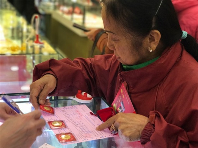 vàng thần tài,vía thần tài,xếp hàng mua vàng