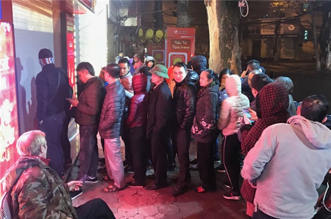 vàng thần tài,vía thần tài,xếp hàng mua vàng