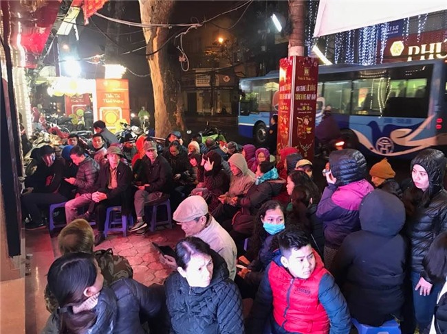 vàng thần tài,vía thần tài,xếp hàng mua vàng