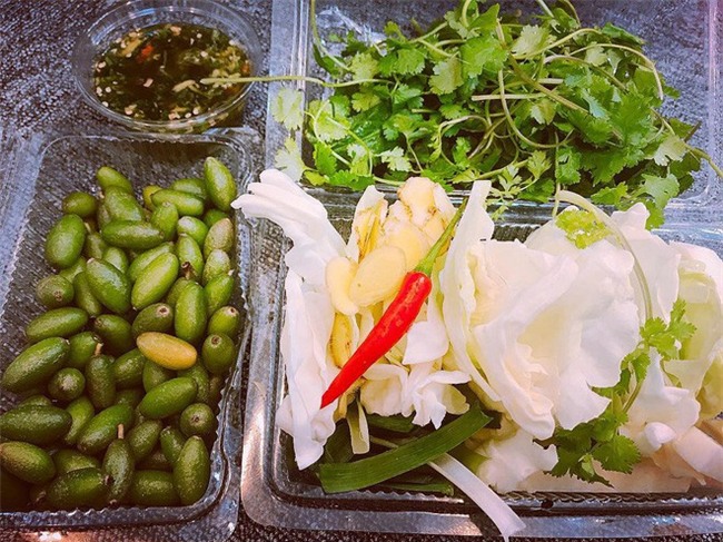 Nhót xanh cuộn bắp cải chấm chẩm chéo - món ăn tưởng không ngon mà ngon không tưởng, chị em Hà Nội order mỏi tay - Ảnh 3.