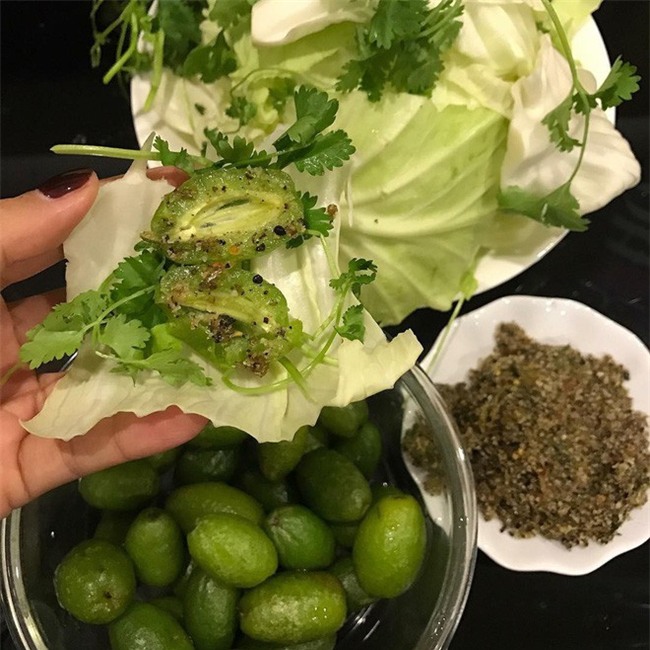 Nhót xanh cuộn bắp cải chấm chẩm chéo - món ăn tưởng không ngon mà ngon không tưởng, chị em Hà Nội order mỏi tay - Ảnh 8.