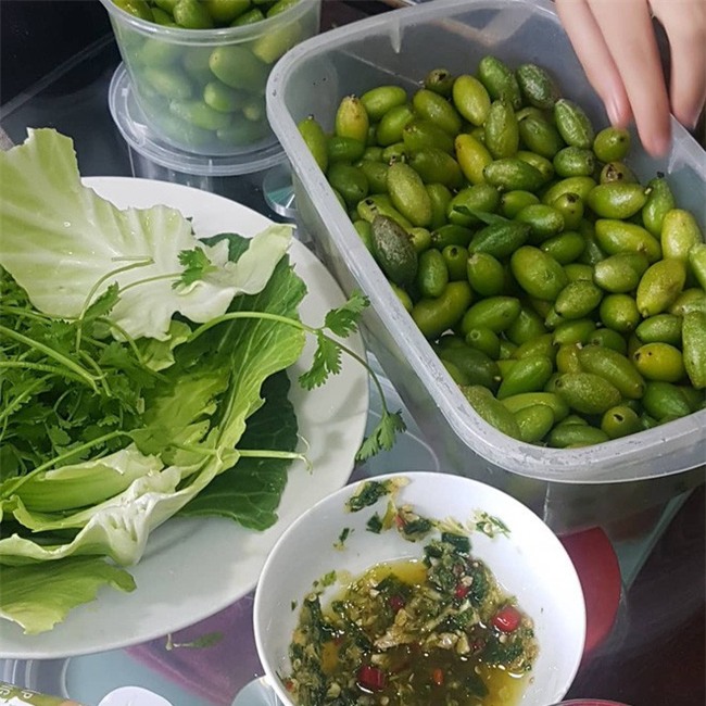 Nhót xanh cuộn bắp cải chấm chẩm chéo - món ăn tưởng không ngon mà ngon không tưởng, chị em Hà Nội order mỏi tay - Ảnh 9.