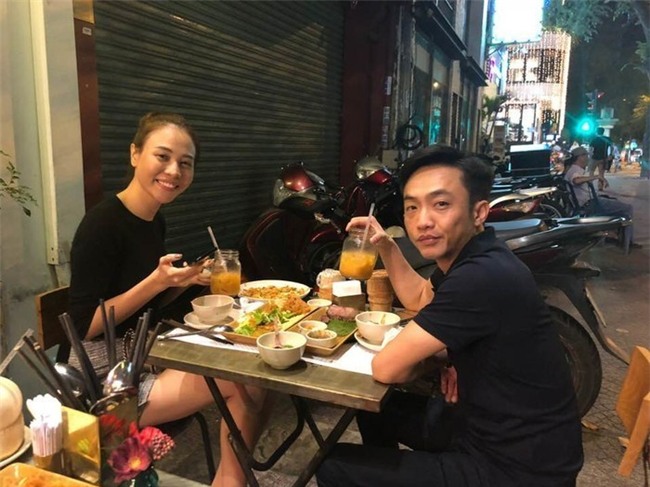 Trong ngày lễ Tình nhân, nam doanh nhân phố núi còn chủ động đăng tải hình ảnh chụp cùng Đàm Thu Trang trong buổi tiệc đơn giản đi ăn cùng nhau.  - Tin sao Viet - Tin tuc sao Viet - Scandal sao Viet - Tin tuc cua Sao - Tin cua Sao