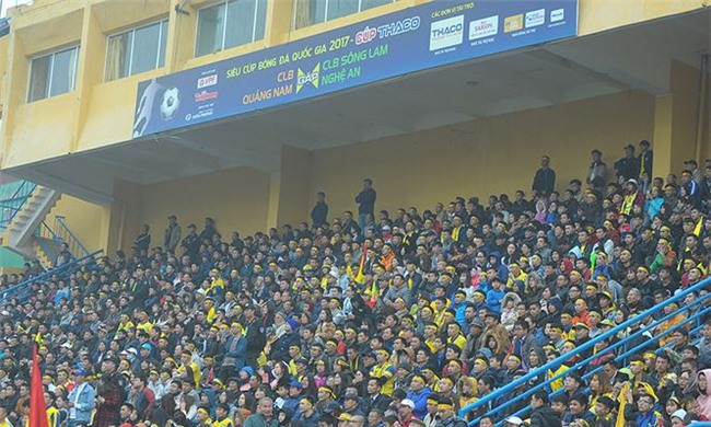 Team chị gái mưa cổ vũ, tỏ tình với cầu thủ Phan Văn Đức - Ảnh 1.