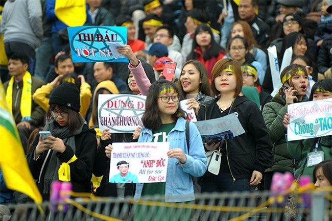 Team chị gái mưa cổ vũ, tỏ tình với cầu thủ Phan Văn Đức - Ảnh 2.