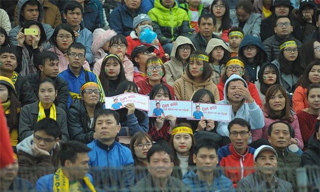 Team chị gái mưa cổ vũ, tỏ tình với cầu thủ Phan Văn Đức - Ảnh 4.