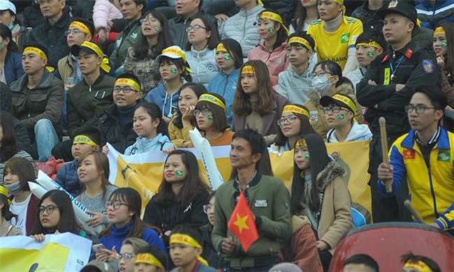 Team chị gái mưa cổ vũ, tỏ tình với cầu thủ Phan Văn Đức - Ảnh 6.