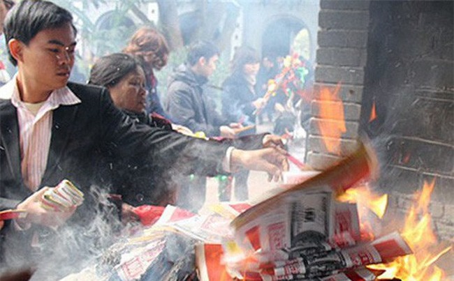 Đốt nhiều vàng mã không chỉ làm hại người chết mà người sống cũng mắc tội - Ảnh 1.