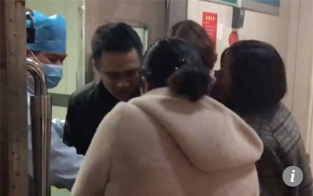 nan lai thanh pho kiem them chut tien tet, bo dau don nhan tin con qua doi dung mung 1 - 2