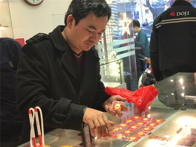 Lão nông vượt 200km, ôm bao tiền về Hà Nội mua vàng Thần Tài