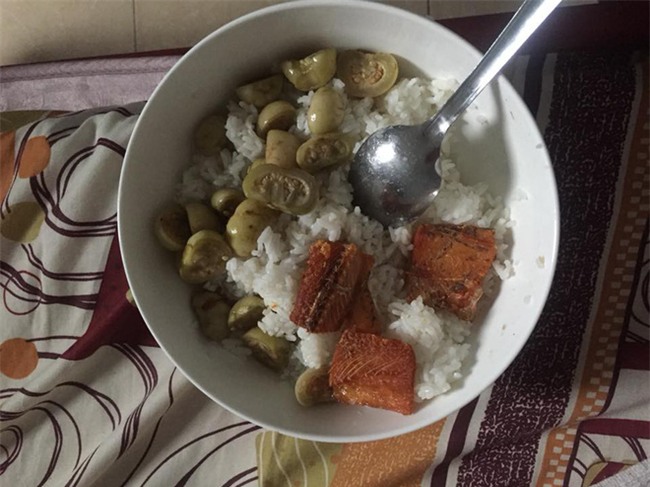 Chị em nghẹn lòng với bát cơm ở cữ  mẹ chồng sắp cho chỉ có cà muối và cá khô - Ảnh 2.