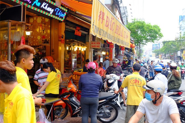 Bán cả ngàn con vịt quay, heo quay thu hàng chục triệu ngày vía Thần tài - Ảnh 2.