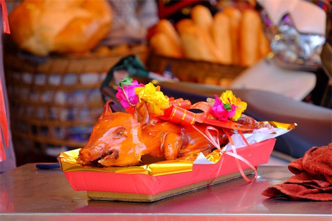 Bán cả ngàn con vịt quay, heo quay thu hàng chục triệu ngày vía Thần tài - Ảnh 12.