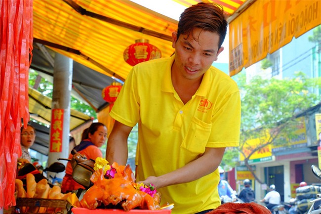 Bán cả ngàn con vịt quay, heo quay thu hàng chục triệu ngày vía Thần tài - Ảnh 13.