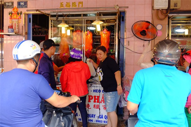Bán cả ngàn con vịt quay, heo quay thu hàng chục triệu ngày vía Thần tài - Ảnh 3.